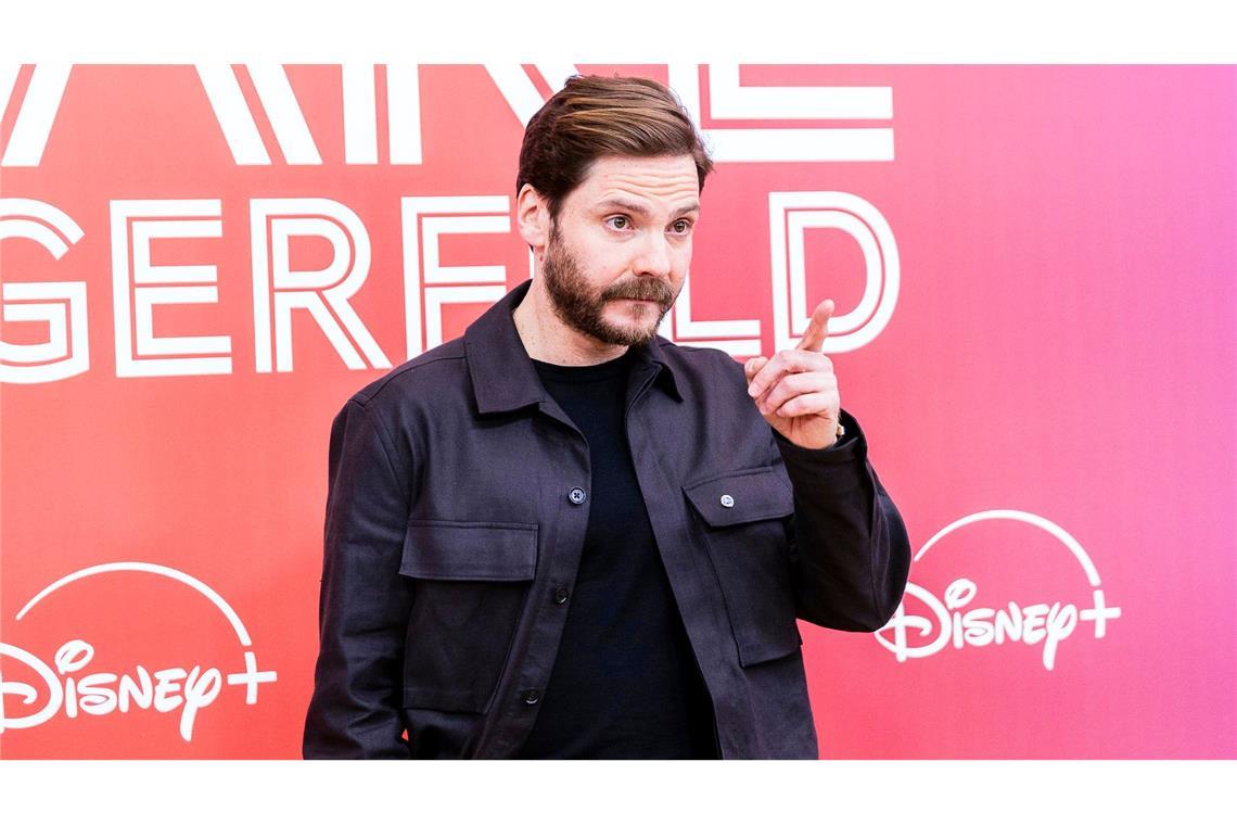 Daniel Brühl spielt den Modeschöpfer und wollte Lagerfeld emotional aufbrechen.