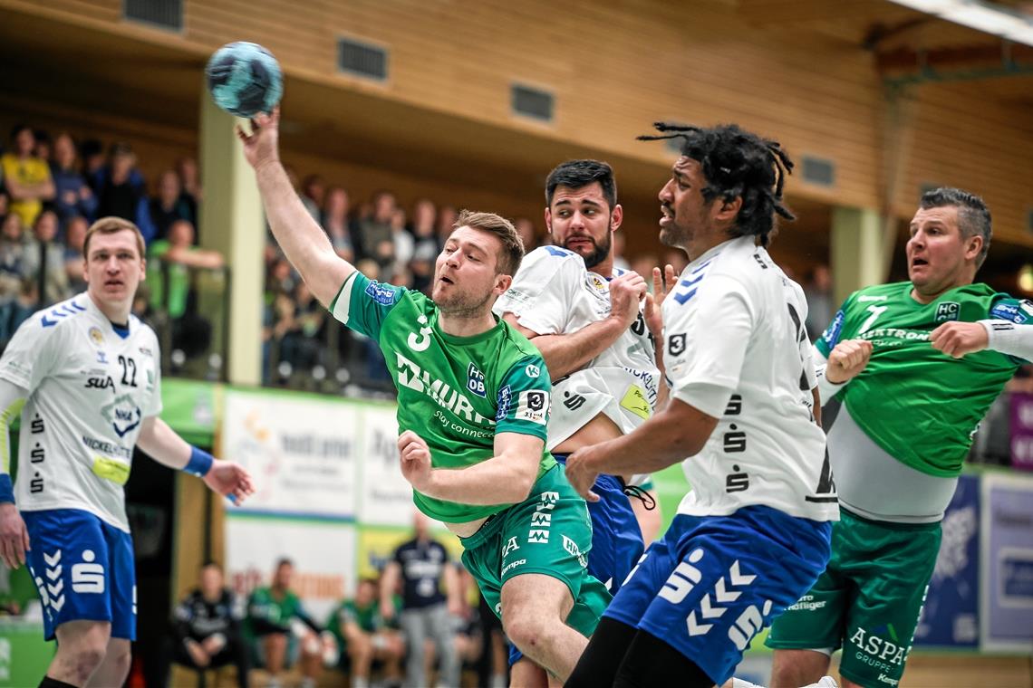 Daniel Schliedermann (beim Wurf) kassiert mit dem HCOB eine deutliche Heimniederlage. Foto: Alexander Becher