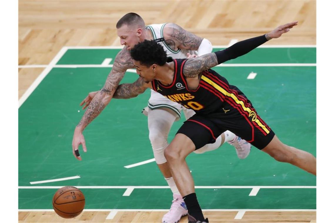 Theis mit den Celtics in der NBA wieder in der Erfolgsspur Daniel Theis (l) von den Boston Celtics kam auf 14 Punkte. Foto: Michael Dwyer/AP/dpa