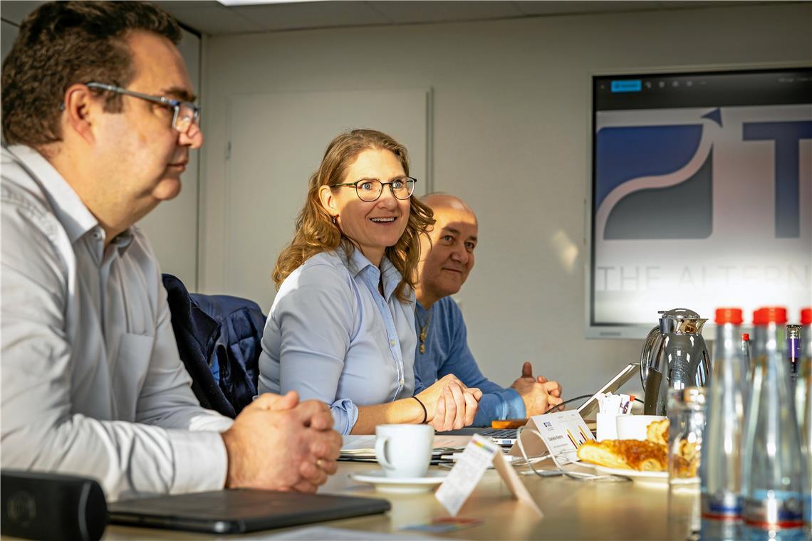 Daniela Knorre moderiert das Unternehmerboard in den Räumlichkeiten von Elpo in Backnang. René Herrmann (links) und Robert Meißner wissen den Austausch zu schätzen. Foto: Alexander Becher