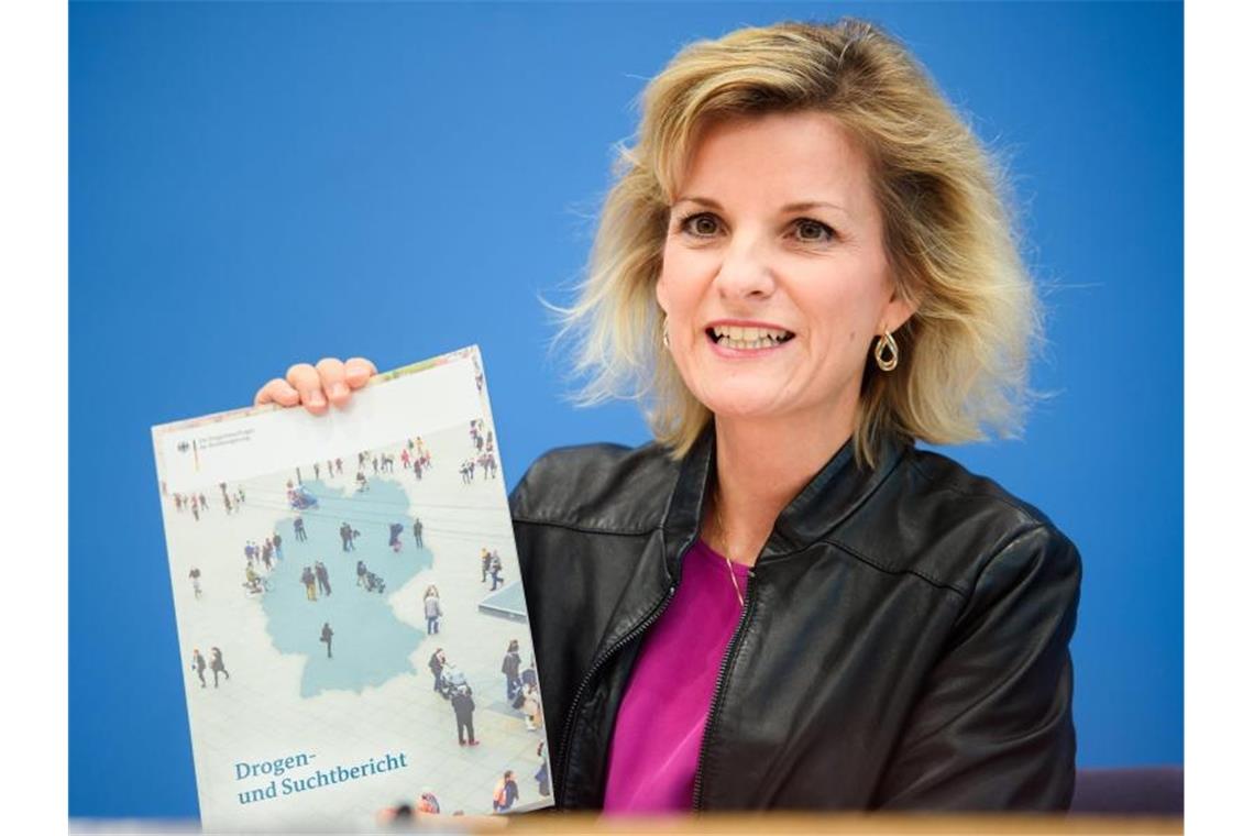 Daniela Ludwig (CSU), die neue Drogenbeauftragte der Bundesregierung, stellt den Drogen- und Suchtbericht vor. Foto: Gregor Fischer/dpa