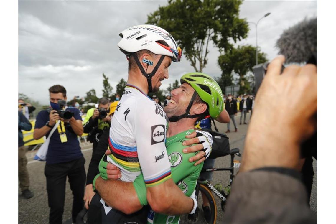 Cavendish sprintet in Valence zum 33. Tour-Etappensieg Dank an den Weltmeister: Mark Cavendish (r) feiert nach seinem 33. Tour-Etappensieg mit seinem Teamkollegen Julian Alaphilippe. Foto: Pool Cor Vos/BELGA/dpa