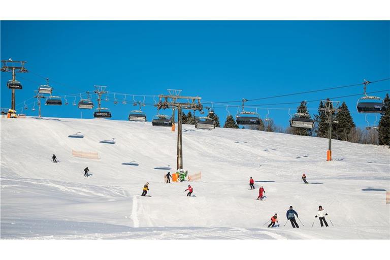 Dank technischer Beschneiung könnten bereits am Wochenende auf dem Feldberg die Skier rausgeholt werden (Archivbild).