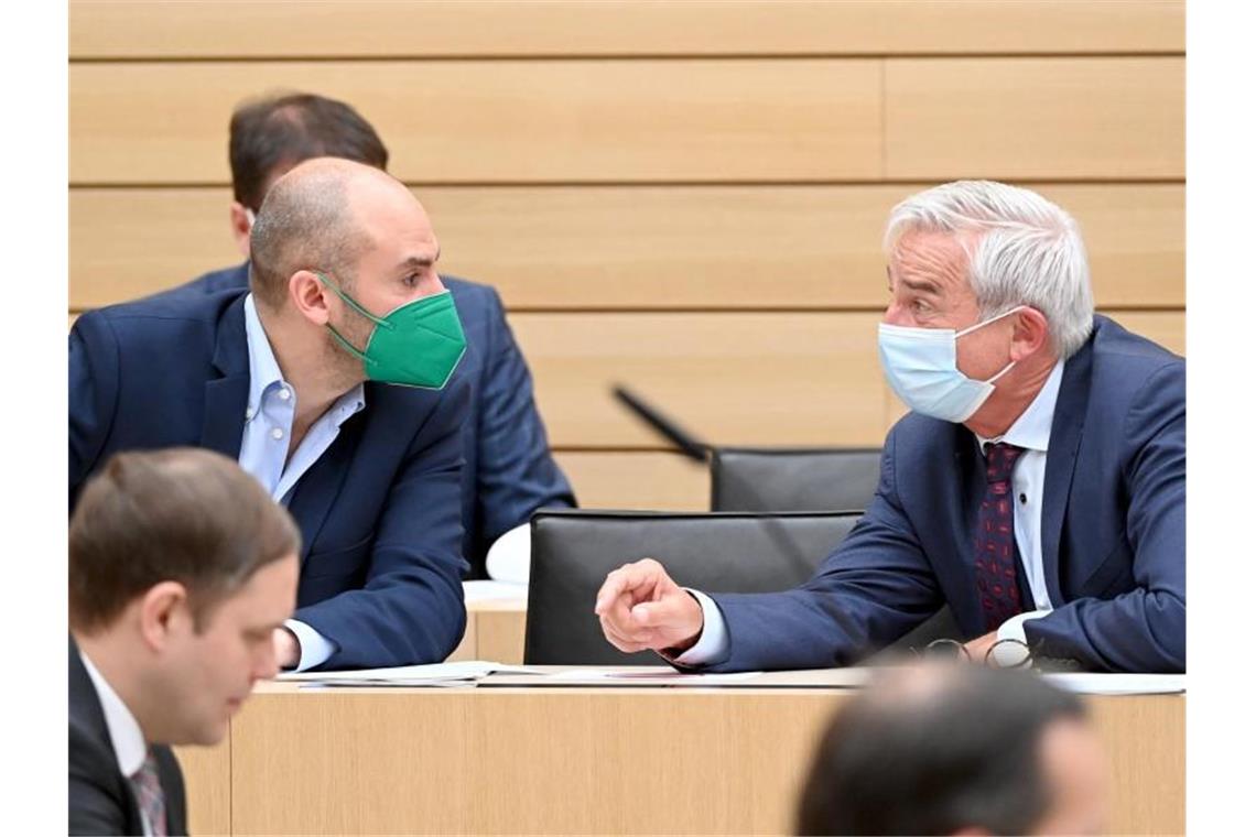Neuer Finanzminister liebäugelt mit Elternzeit Danyal Bayaz (Grüne) unterhält sich mit Thomas Strobl (CDU) im Plenarsaal des Stuttgarter Landtags. Foto: Bernd Weißbrod/dpa/Archivbild