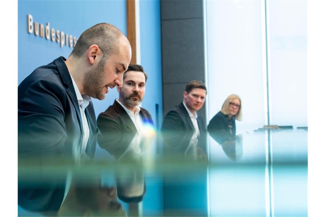 Wirecard-Ausschuss: „Kollektives Organversagen“ Danyal Bayaz (l-r, Bündnis 90/Die Grünen), Fabio De Masi (Die Linke) und Florian Toncar (FDP) im Wirecard-Untersuchungsausschuss. Foto: Bernd von Jutrczenka/dpa