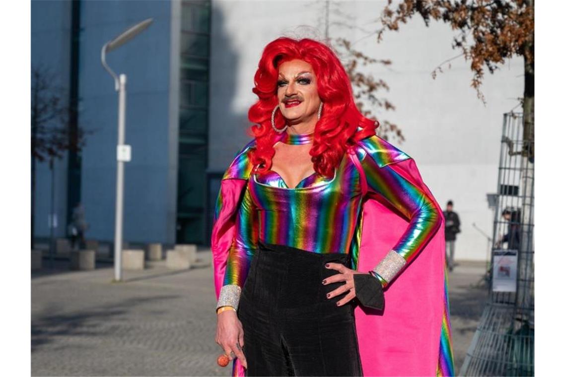 Steinmeier erneut zum Bundespräsidenten gewählt Darf der Wahl des Bundespräsidenten dabei sein: Die Polit-Aktivistin, Entertainerin und Berlins berühmteste Dragqueen: Gloria Viagra. Foto: Christophe Gateau/dpa