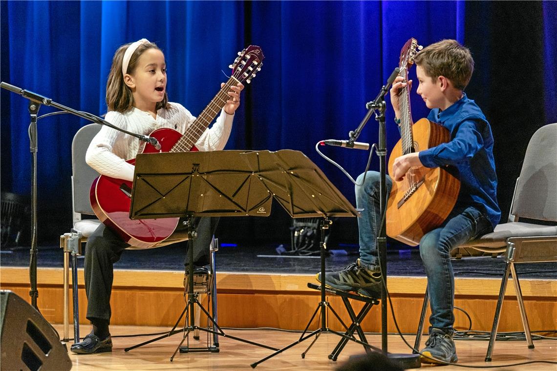 Daria Pfeifer und Lucas Heijnens Bonet spielten unter anderem zusammen Beethovens „Écossaise“ und ein Kosakenlied.