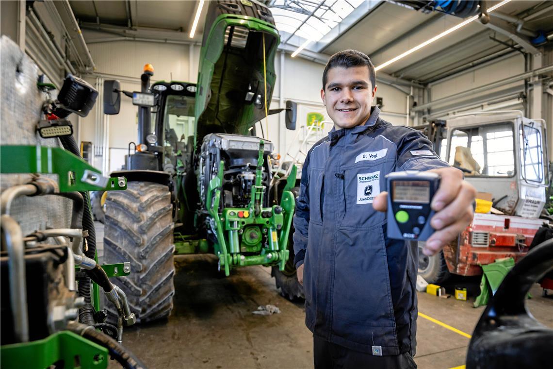 Darius Vogt macht seine Ausbildung bei der Firma Schwarz in Aspach und ist zugleich aktives Mitglied der Feuerwehr Großbottwar. Seinen Alarmempfänger hat er auch bei der Arbeit mit dabei und im Notfall eilt er los. Foto: Alexander Becher