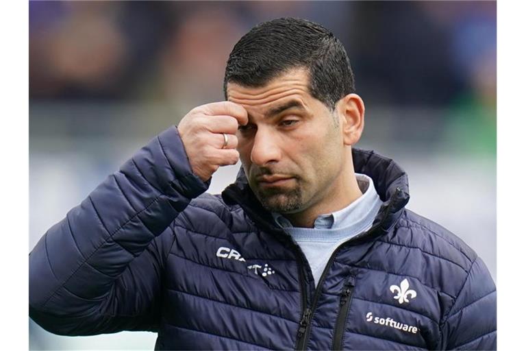 Darmstadts Trainer Dimitrios Grammozis vor dem Spiel. Foto: Thomas Frey/dpa/Archivbild