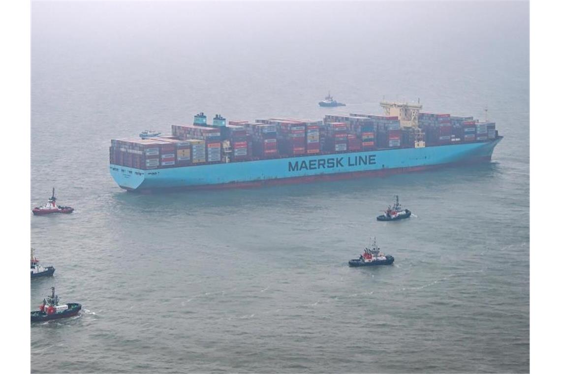 Auf Grund gelaufener Frachter „Mumbai Maersk“ freigeschleppt Das 400 Meter lange Containerschiff hatte sich nördlich der ostfriesischen Insel Wangerooge festgefahren. Foto: Sina Schuldt/dpa