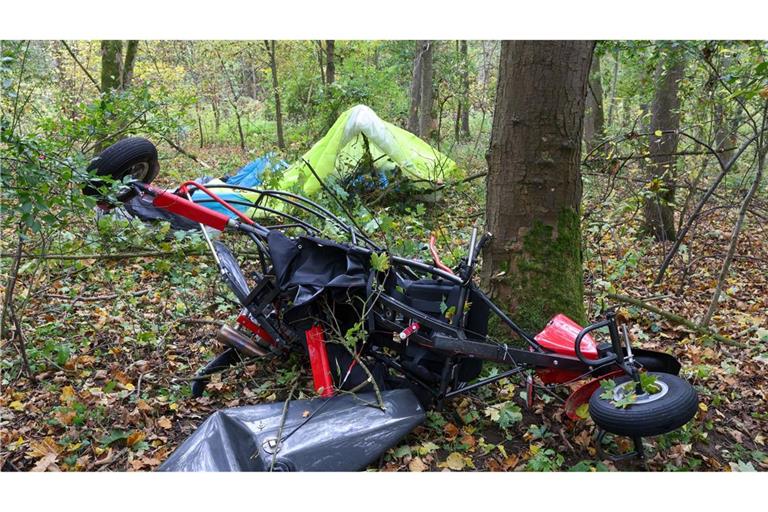 Das abgestürzte Motorschirm Trike liegt in einem Waldgebiet. Das Fluggerät war mit zwei Personen besetzt