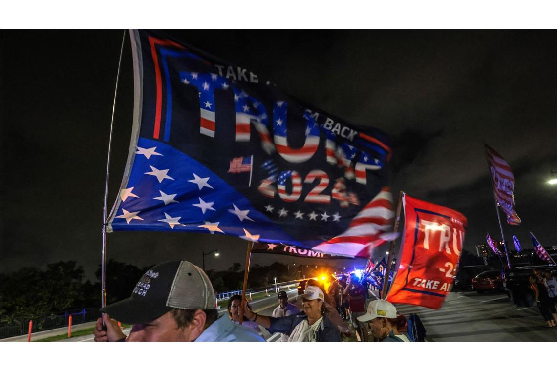 Das Accessoire des Abends: US-Flaggen vor Trumps Anwesen Mar-a-Lago in Florida...