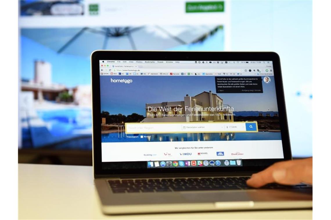 HomeToGo geht mit Milliardenbewertung an die Börse Das Angebot der Ferienhaussuchmaschine HomeToGo auf einem Laptop. Foto: Jens Kalaene/dpa-Zentralbild/dpa