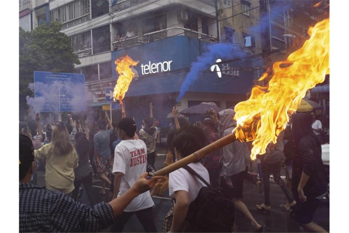 Grenzerfahrung in Myanmar: Ein Land als Geisel der Generäle Das Archivbild zeigt Demonstrierende in Yangon im vergangenen Juni. Der Widerstand gegen die Junta in Myanmar reißt nicht ab. Foto: --/AP/dpa