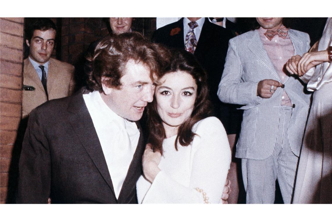 Das Archivfoto von 1970 zeigt das frisch verheiratete Schauspielerpaar Albert Finney und  Anouk Aimée, nach ihrer standesamtlichen Trauung.