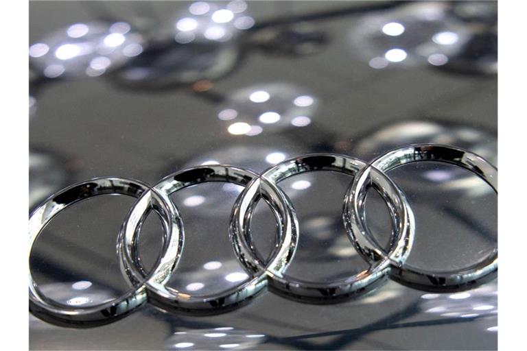 Das Audi-Logo ist auf der Motorhaube eines Audi zu sehen. Foto: Marijan Murat/dpa/Archivbild