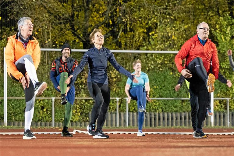 Das Aufwärmprogramm ist bei Laufend BKZ ein festes Ritual, um Verletzungen vorzubeugen, und wird deshalb auch im Karl-Euerle-Stadion mit guter Laune absolviert. Foto: Alexander Becher