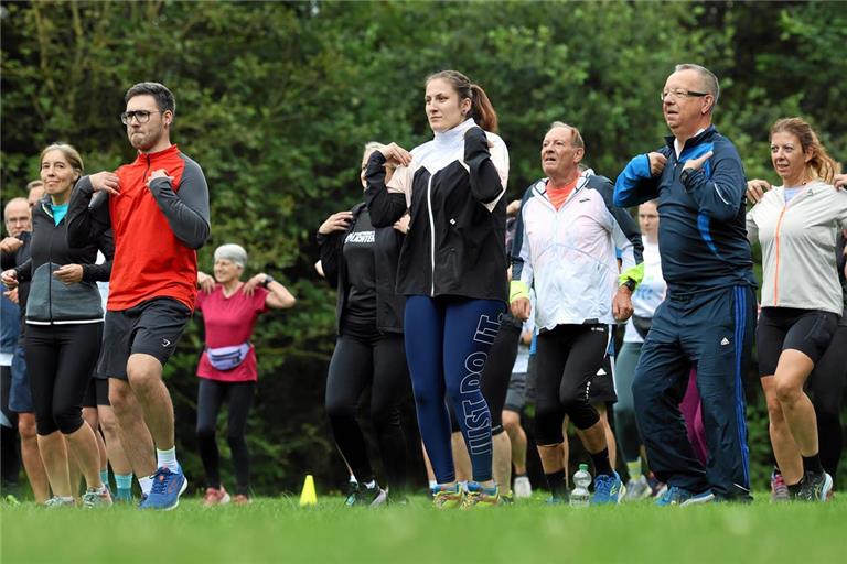 Das Aufwärmprogramm ist fester Bestandteil bei Laufend BKZ, um den Körper auf Betriebstemperatur zu bringen. Foto: Alexander Becher