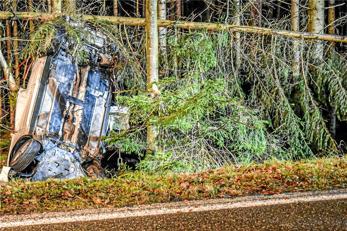 Das Auto der Verunglückten kommt senkrecht an einem Baum zum Stehen. Foto: onw-images/Fabian Koss