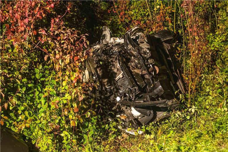 Das Auto einer 25-Jährigen wurde bei dem Zusammenstoß über die Leitplanke geschleudert. Fotograf: 7aktuell.de/Adomat