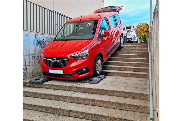 Das Auto hatte sich auf der Treppe verkeilt und musste von einem Abschleppdienst herausgezogen werden.