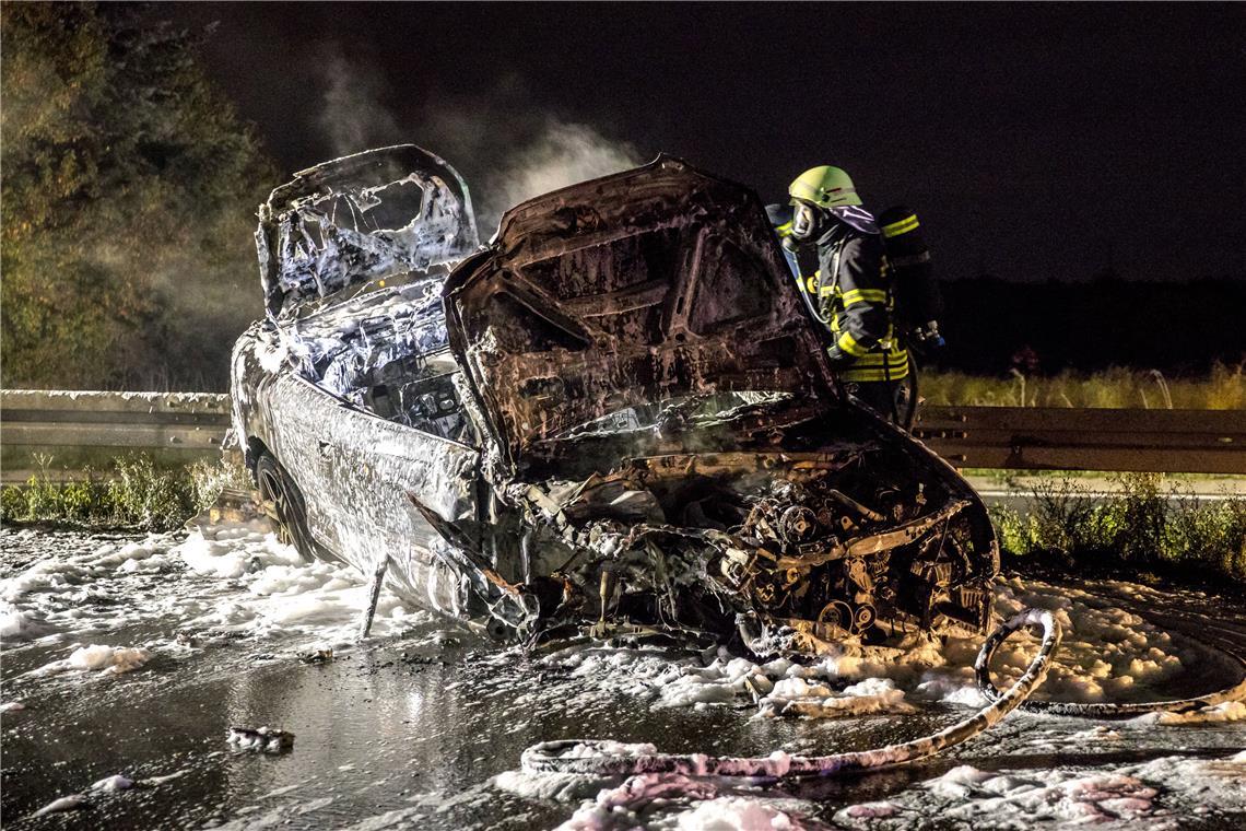 Das Auto ist vollständig ausgebrannt, der Gesamtschaden beläuft sich auf etwa 150.000. Fotograf: 7aktuell.de/ Kevin Lermer