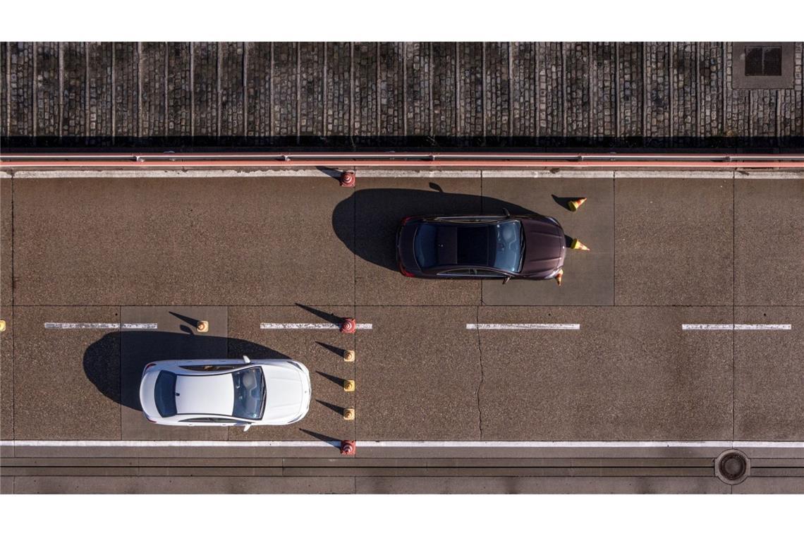 Das Auto mit den gefälschten Bremsbelägen (oben) hat laut Mercedes einen deutlich längeren Bremsweg.