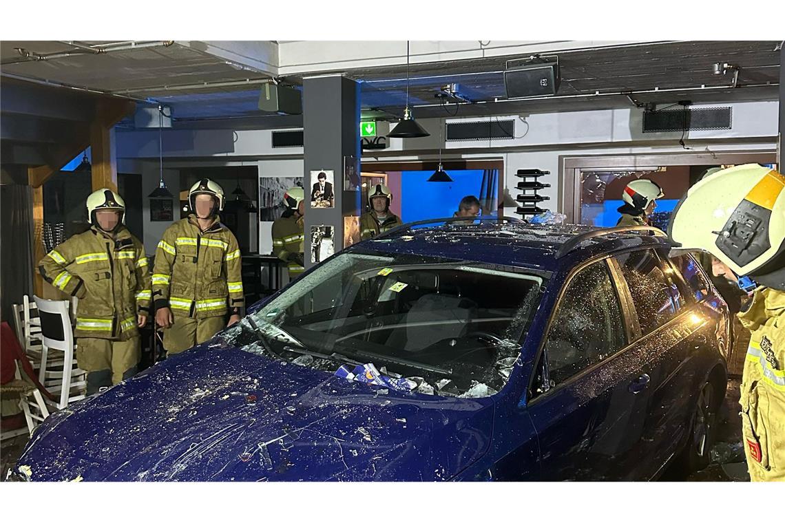 Das Auto rammte mehrere Tische, ehe es in der Pizzeria zum Stehen kam.