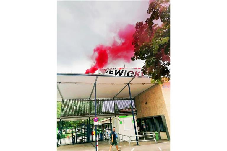 Das Banner und die Pyrotechnik ließen die Männer auf dem Dach zurück.Die Polizei rückte mit einem Großaufgebot am Inselbad an, dennoch gelang den Männern zunächst die Flucht.