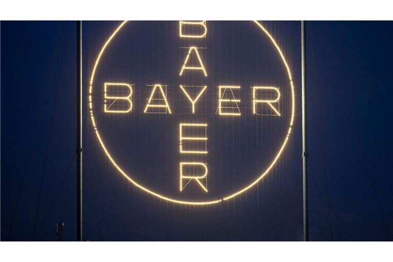 Das Bayer-Kreuz, das Logo des Unternehmens, leuchtet auf dem Werksgelände von Bayer in Leverkusen.