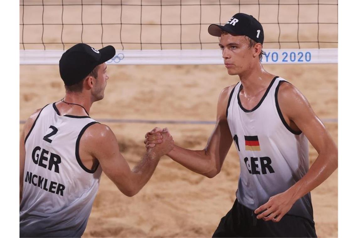 Thole/Wickler folgen Kozuch/Ludwig ins Achtelfinale Das Beach-Duo Julius Thole (r) und Clemens Wickler hat in Tokio das Achtelfinale erreicht. Foto: Oliver Weiken/dpa