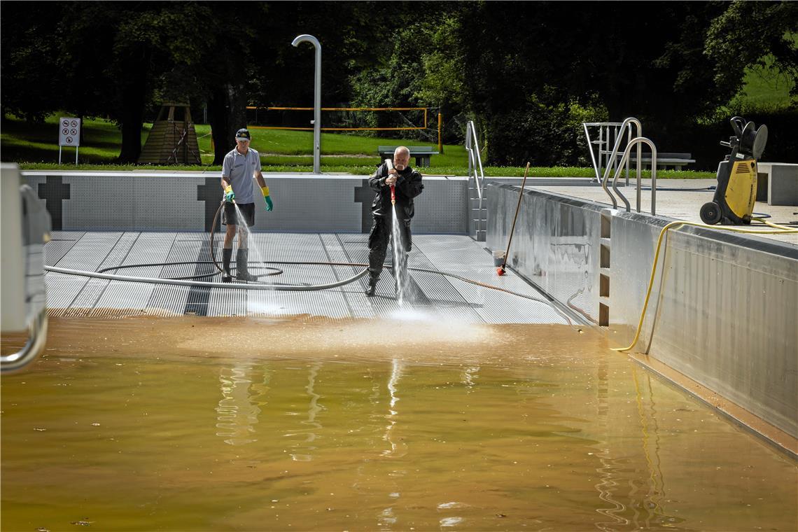 Das Becken vom schlammigen Wasser zu befreien, ist gar keine so leichte Aufgabe. Foto: Alexander Becher