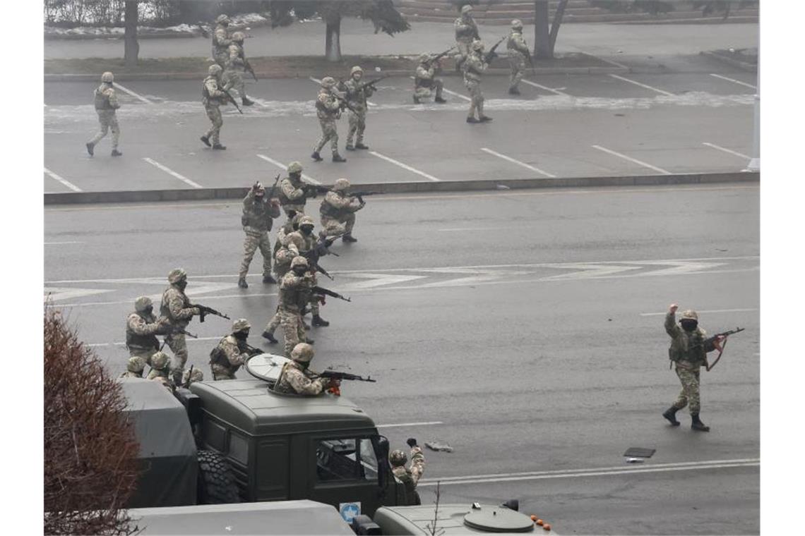 Krise in Kasachstan: Präsident erteilt Schießbefehl Das Bild der russischen Staatsagentur Tass zeigt Sicherheitskräfte, die im kasachischen Almaty eingesetzt sind, um Massenunruhen zu beenden. Foto: Valery Sharifulin/TASS/dpa