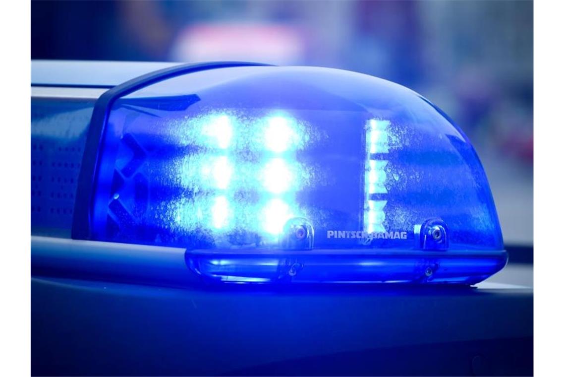 18 Autos krachen bei Nebel ineinander - A3 gesperrt Das Blaulicht an einem Polizeiauto. Foto: Patrick Pleul/dpa-Zentralbild/dpa/Symbolbild