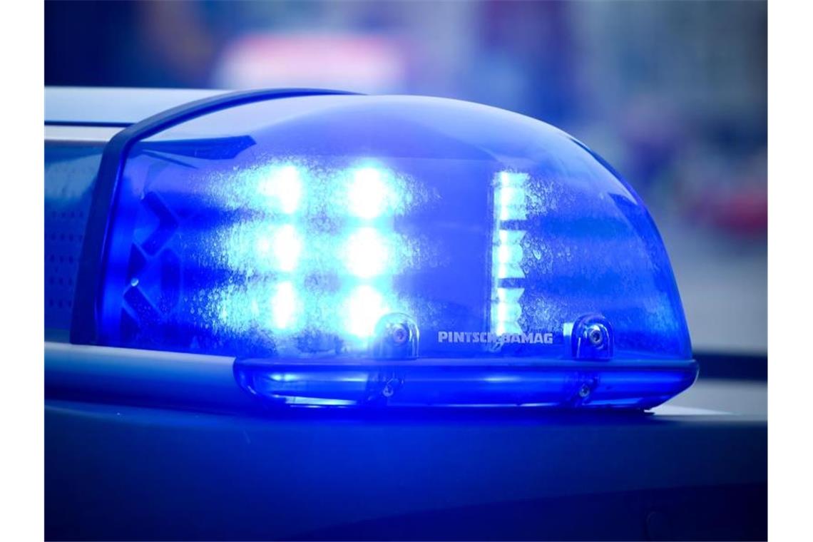 Unfall bei Reparaturarbeiten: Lasterfahrer stirbt auf A 8 Das Blaulicht an einem Polizeiauto leuchtet. Foto: Patrick Pleul/dpa/Archivbild