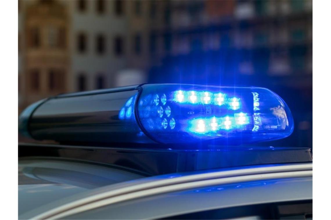 Autofahrer fährt auf A6 in Sattelzug und stirbt Das Blaulicht auf einem Fahrzeug der Polizei leuchtet in der Dunkelheit. Foto: Monika Skolimowska/Archivbild
