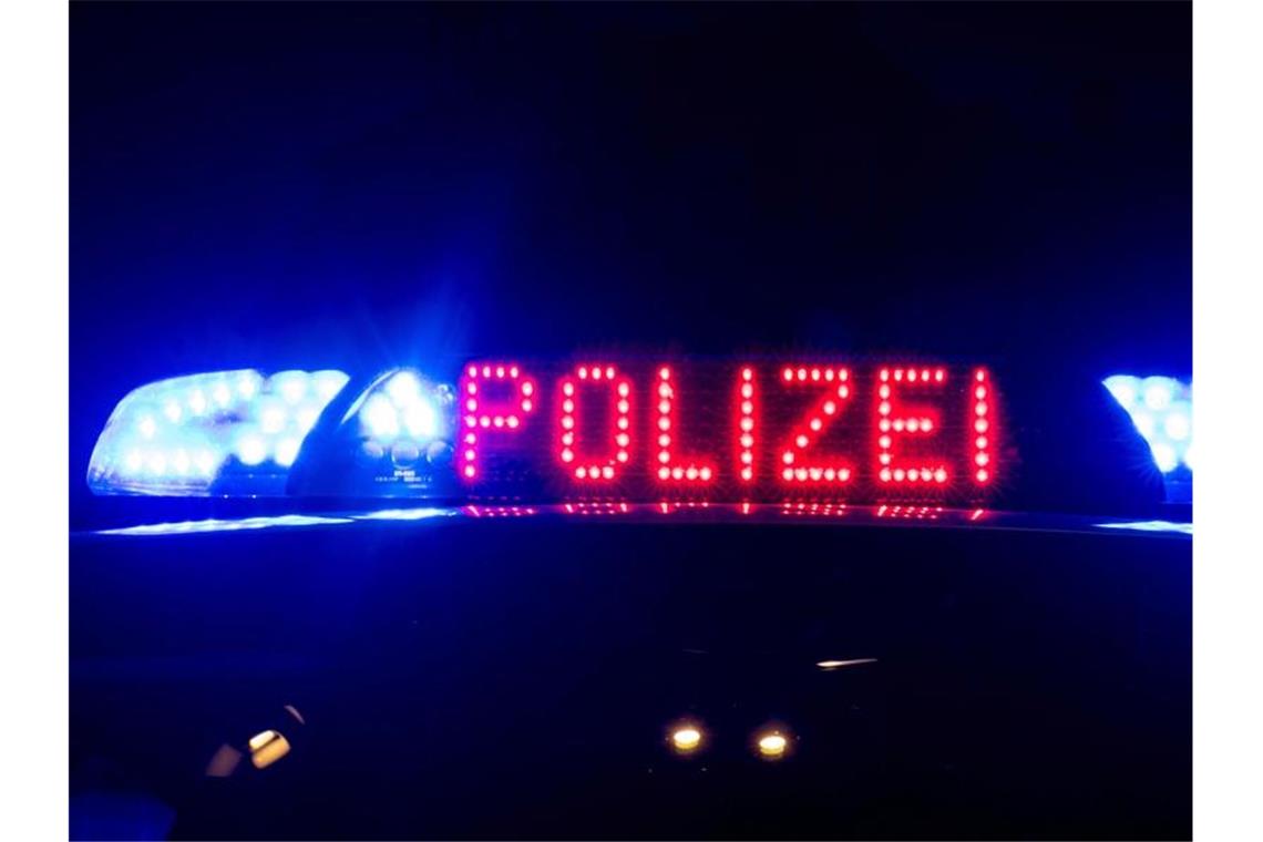 Rauschgiftspürhund Luc erschnüffelt 15 Kilogramm Marihuana Das Blaulicht auf einem Polizeiauto. Foto: Monika Skolimowska/zb/dpa/Symbolbild