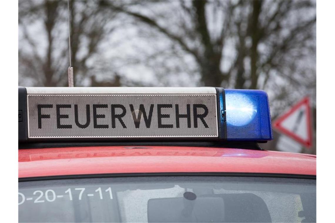 Millionenschaden bei Gebäudebrand: Drei Verletzte Das Blaulicht eines Feuerwehrautos leuchtet an einem Einsatzort. Foto: Friso Gentsch/dpa/Archivbild