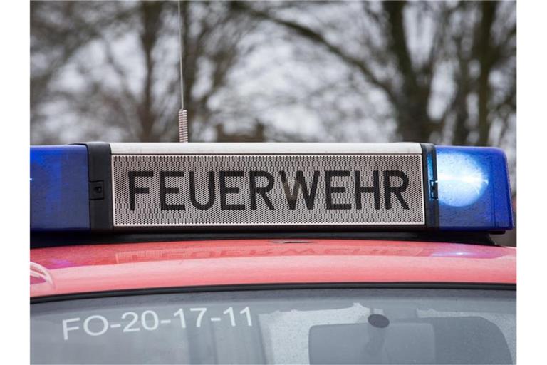 Das Blaulicht eines Feuerwehrautos leuchtet an einem Einsatzort. Foto: Friso Gentsch/dpa/Symbolbild