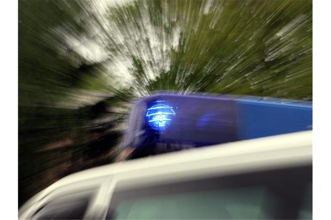Frau soll Wohnung in Mehrfamilienhaus angezündet haben Das Blaulicht eines Polizei-Einsatzfahrzeuges leuchtet. Foto: Marcus Führer/dpa