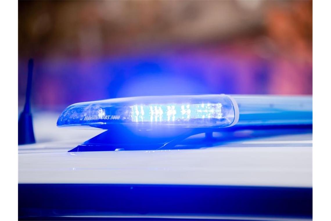 Senior wird zwischen Heuballen eingeklemmt und stirbt Das Blaulicht eines Polizeifahrzeuges leuchtet. Foto: Christoph Soeder/dpa/Symbolbild