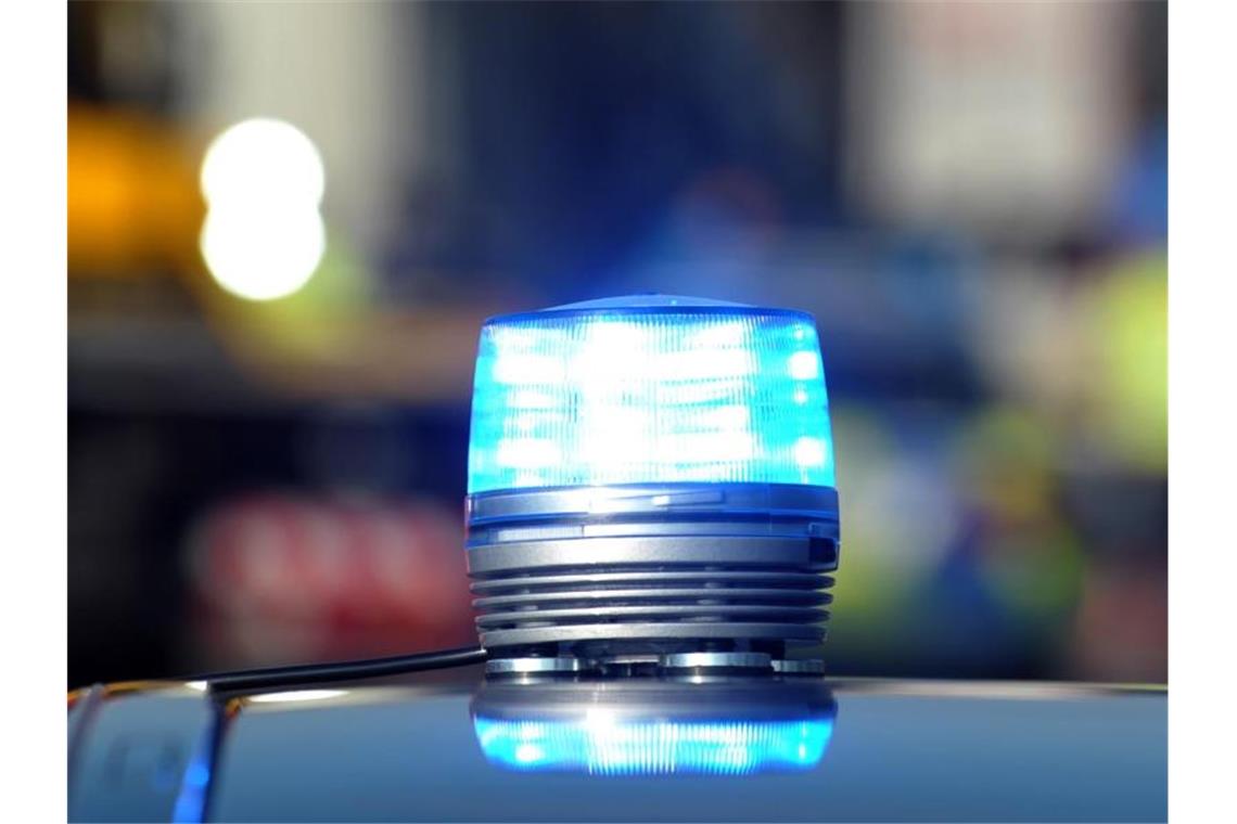 33-Jähriger stirbt bei Frontalzusammenstoß auf der L440 Das Blaulicht eines Streifenwagens der Polizei leuchtet. Foto: Stefan Puchner/dpa/Archivbild