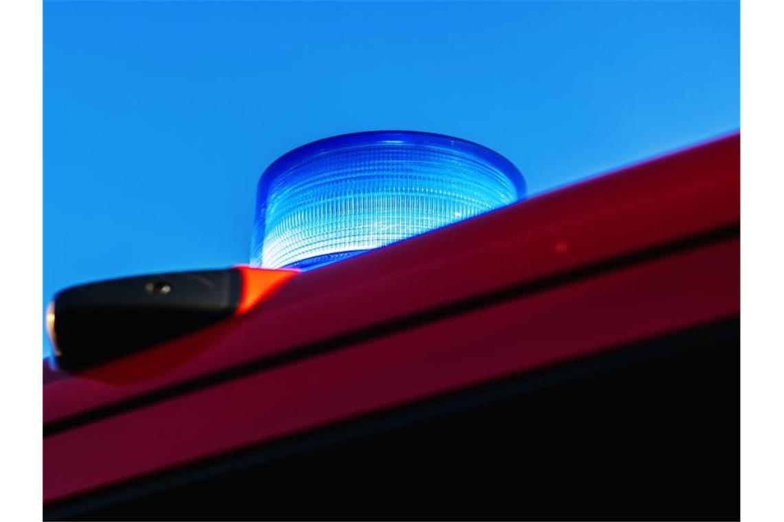 Das Blaulicht leuchtet auf dem Dach eines Feuerwehrfahrzeugs. Foto: Philipp von Ditfurth/dpa/Symbolbild