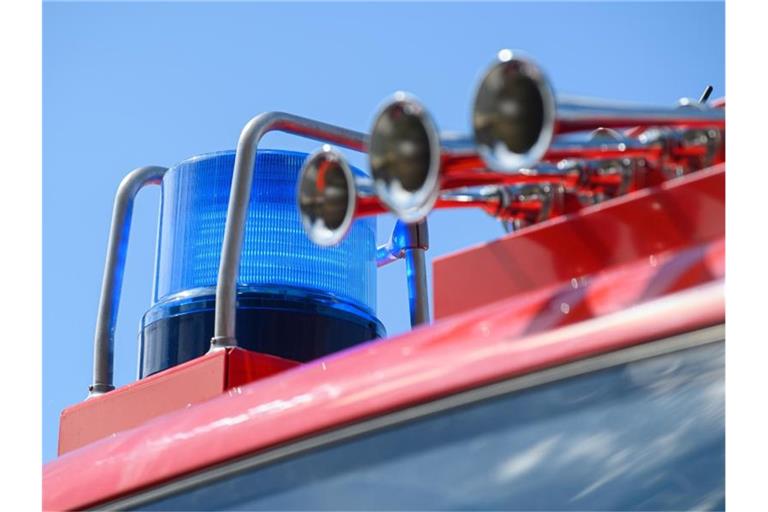 Das Blaulicht leuchtet auf einem Einsatzfahrzeug der Feuerwehr. Foto: Robert Michael/dpa-Zentralbild/ZB/Symbolbild