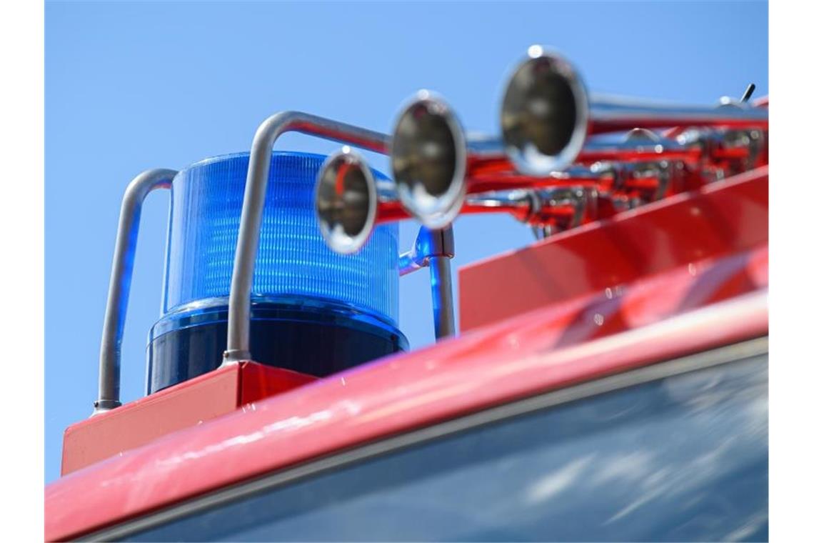 Das Blaulicht leuchtet auf einem Einsatzfahrzeug der Feuerwehr. Foto: Robert Michael/dpa-Zentralbild/ZB/Symbolbild