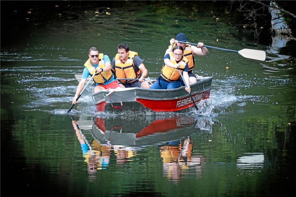 Das Bootsrennen auf der Murr mit sieben Mannschaften der aktiven Feuerwehr ist ein Hingucker. Am Ende ist aber nicht die Backnanger Mannschaft vorn, sondern das Team aus Burgstetten. Foto: Alexander Becher