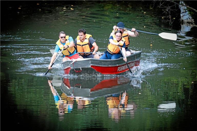 Das Bootsrennen auf der Murr mit sieben Mannschaften der aktiven Feuerwehr ist ein Hingucker. Am Ende ist aber nicht die Backnanger Mannschaft vorn, sondern das Team aus Burgstetten. Foto: Alexander Becher