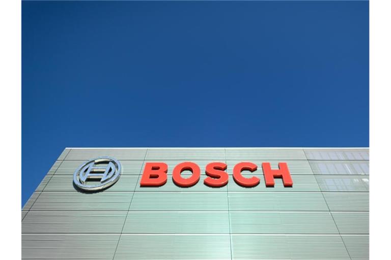 Das Bosch-Logo ist an der Fassade der Halbleiterfabrik zu sehen. Foto: Robert Michael/dpa-Zentralbild/dpa/Symbolbild