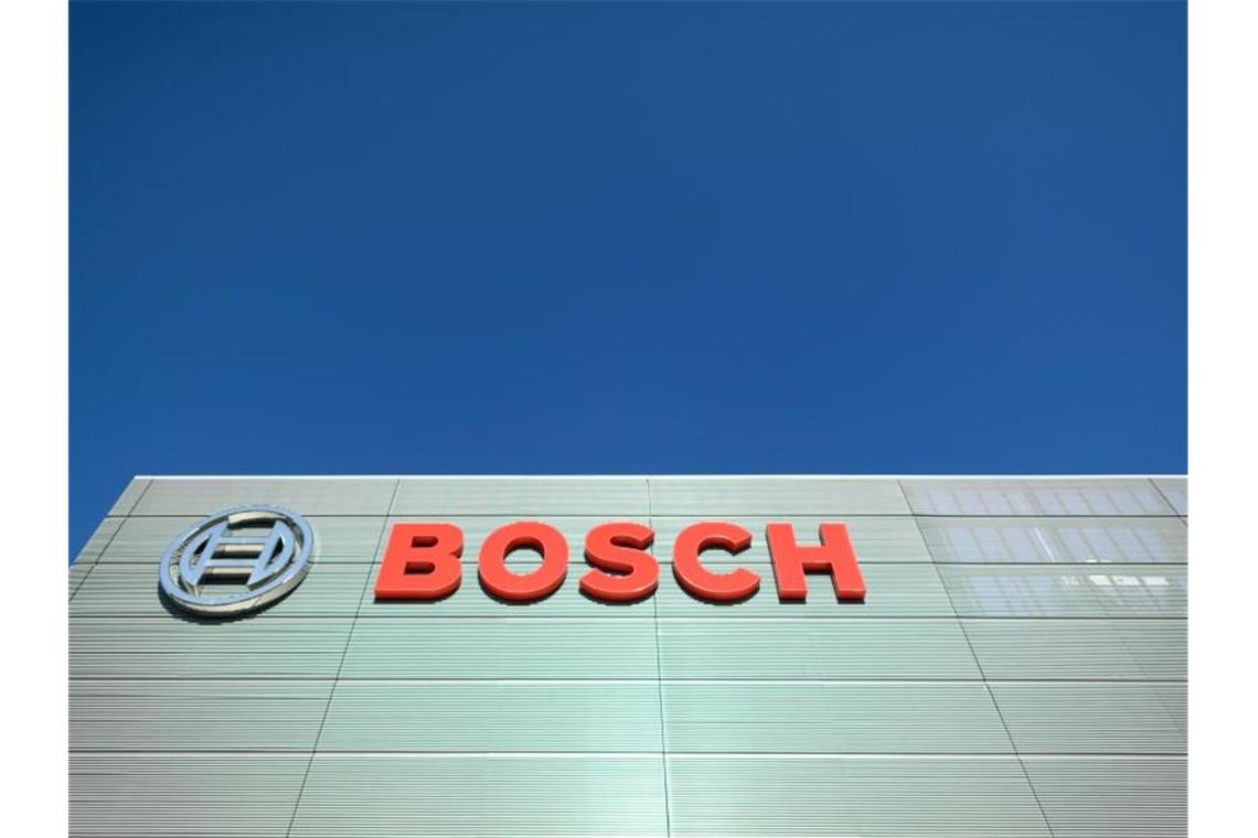 Das Bosch-Logo ist an einer Fassade zu sehen. Foto: Robert Michael/dpa-Zentralbild/dpa/Archivbild