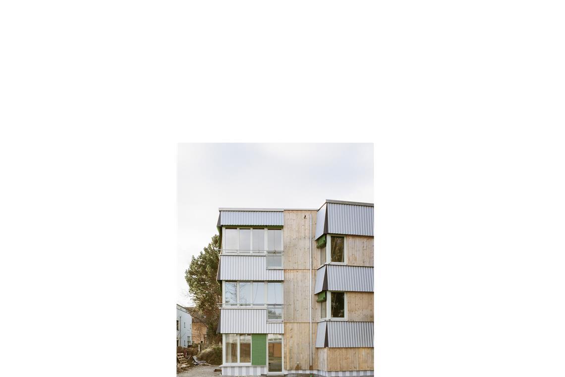 Junge Architektur im Glück – so schön ist das erste Tiny House Das Büro etal. ArchitektInnen aus München hat mit einem Mehrgenerationenhaus . . .